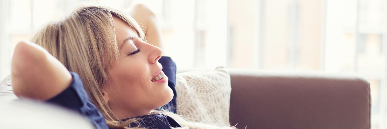 Femme relaxant l'esprit tranquille, symbole du réconfort qu'apporte le programme Tranquilli-T